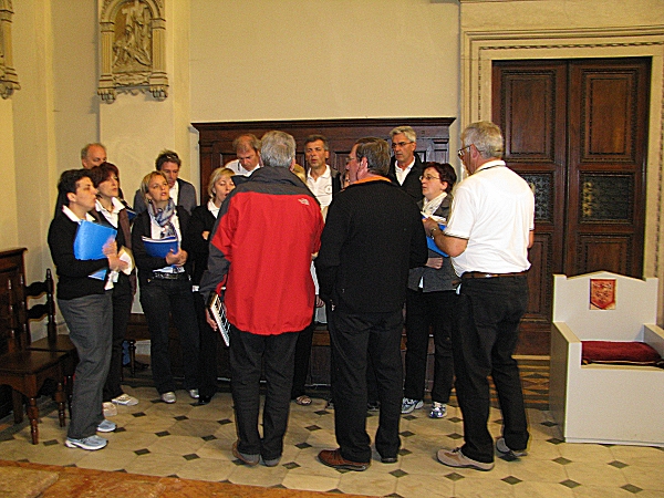 Qualche canto in chiesa - foto Bruno Ioriatti