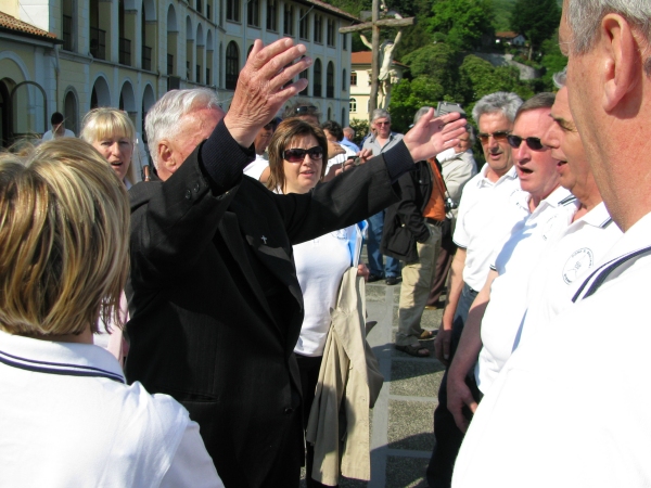 Don Narciso Bortolotti dirige il coro Santa Giuliana - foto Bruno Ioriatti