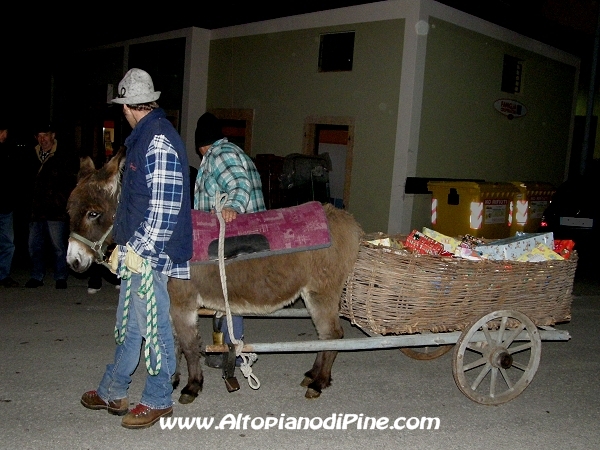 Santa Lucia 2009 - Faida - l'asinello che traina il carretto con i doni