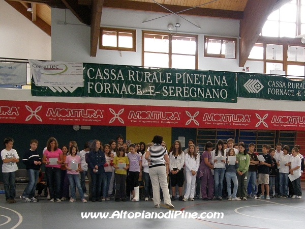 Il coro della Scuola Media diretto dall'insegnante Elisabetta Nanni