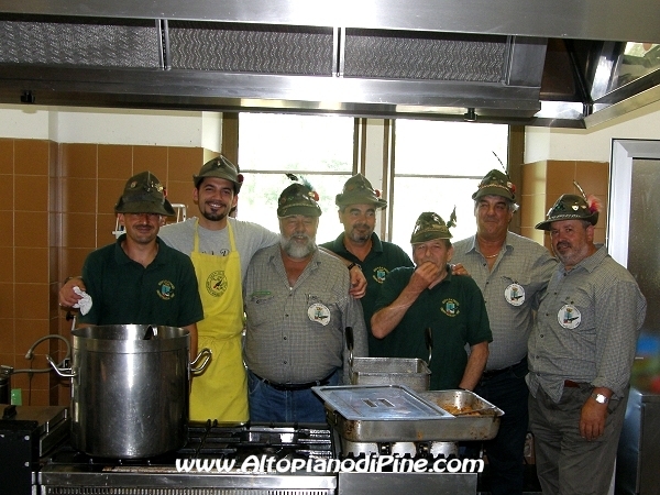 Gli Alpini di Baselga che hanno servito panini e pasti caldi - Mai Zeder 2009