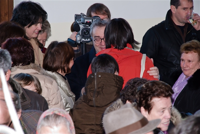 Don Luigi che saluta i suoi parrocchiani - foto Arturo 