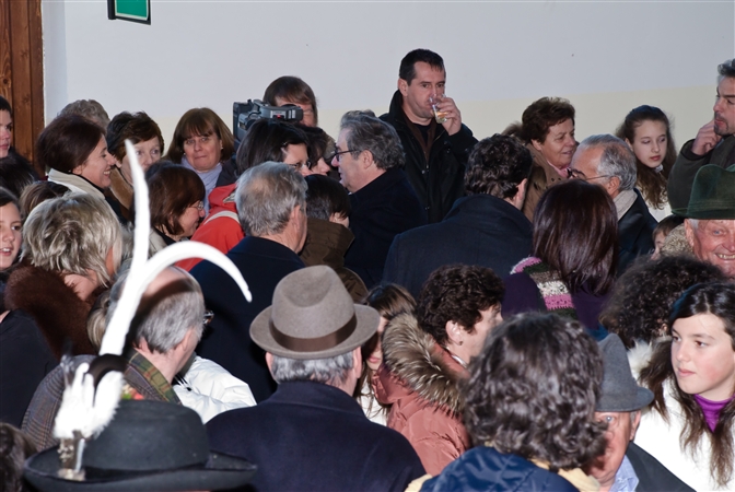 Don Luigi in mezzo ai parrocchiani - foto Arturo 