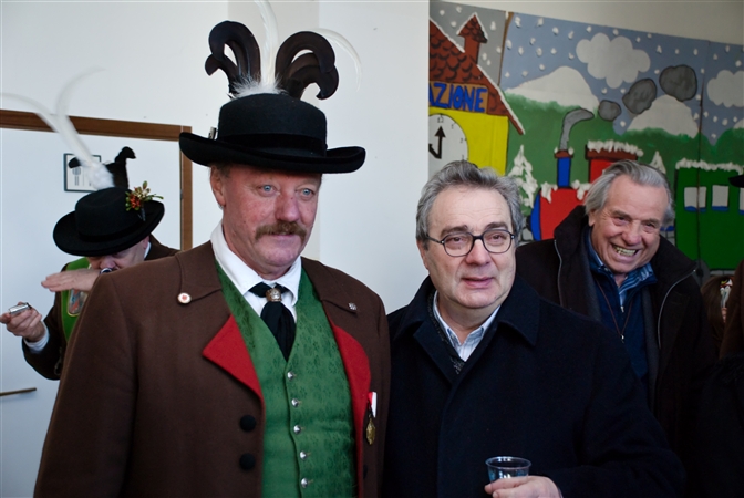 Foto ricordo con don Luigi - foto Arturo 