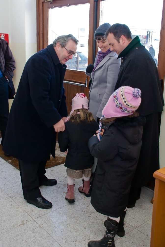 Uno dei tanti momenti dei saluti dei parrocchiani - foto Arturo 