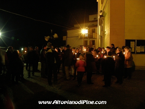 La gente pronta per la fiaccolata 