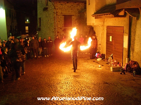 Giocolieri col fuoco - El paes dei Presepi 2009