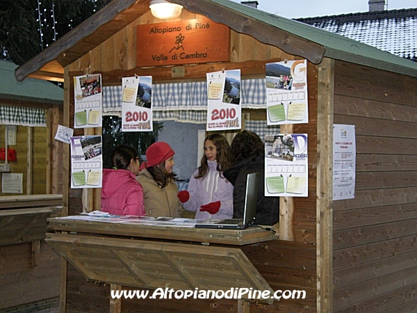 Il calendario 2010 realizzato dai ragazzi delle scuole elementari - Mercatino di Natale 2009 - El paes dei Presepi 2009