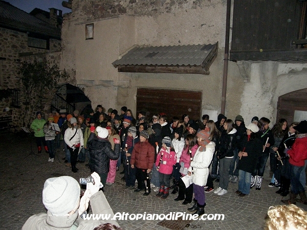 Concerto dei ragazzi della Scuola Media Don Tarter di Baselga - Mercatino di Natale 2009 - El paes dei Presepi 2009