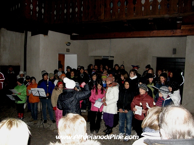 Concerto dei ragazzi della Scuola Media Don Tarter di Baselga - Mercatino di Natale 2009 - El paes dei Presepi 2009
