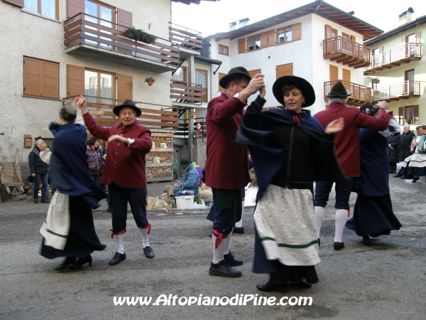 Balletto Folk Bedollo - Mercatino di Natale 2009 - El paes dei Presepi 2009