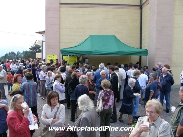 La gente presente a salutare e festeggiare la consacrazione di don Gabriele