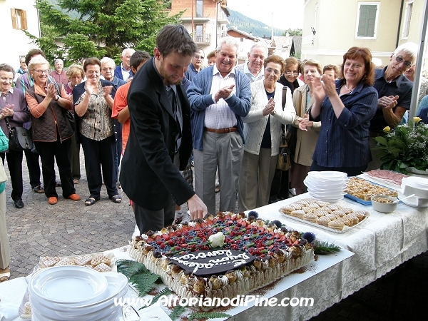 Il taglio della torta da parte di don Gabriele