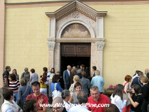 Don Gabriele Bernardi all'uscita dalla Chiesa di San Rocco a Miola