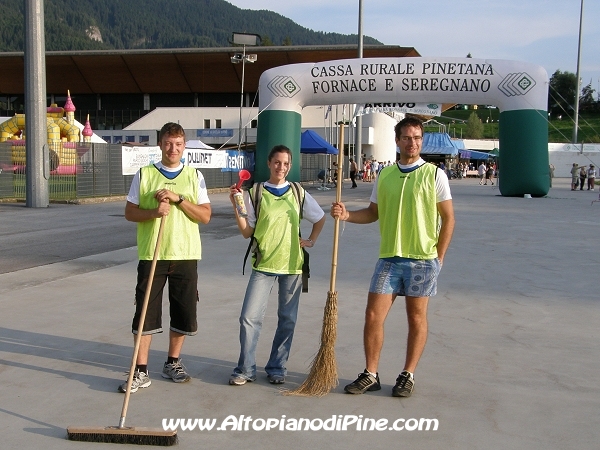 I volontari che seguono la coda della gara per tenere pulito il territorio - Tut Piné 2009 
