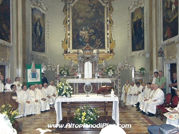 I sacerdoti presenti alla prima S. Messa celebrata da don Gabriele Bernardi