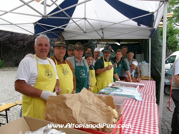 Gli Alpini che hanno preparato la cena per le numerose persone presenti