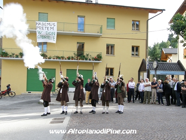 Sparo a salve come forma di saluto alla prima S. Messa celebrata da don Gabriele Bernardi