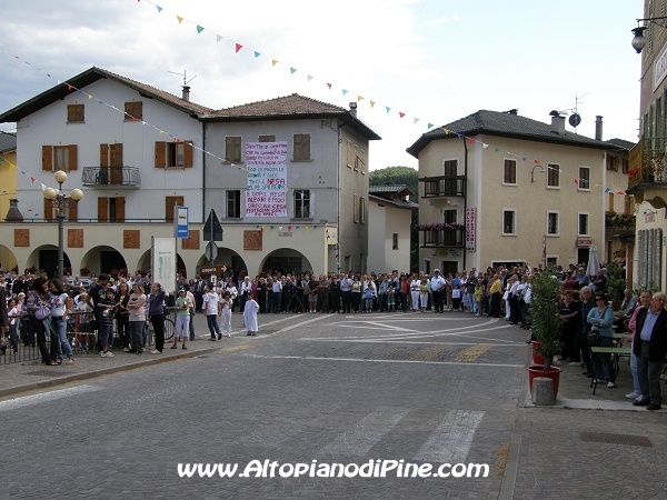 La numerosa gente presente alla prima S. Messa celebrata da don Gabriele Bernardi