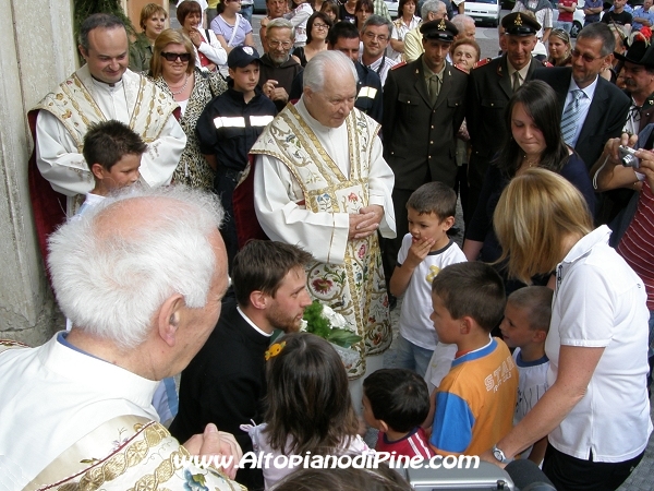Don Gabriele Bernardi saluta i bambini