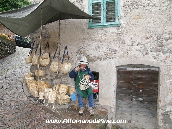 Cestaio al lavoro - Antichi Mestieri ai Fregoloti - Montagnaga Baselga di Piné  2009