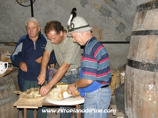 Caneva con assaggio di salumi, formaggio e vino - Antichi Mestieri ai Fregoloti - Montagnaga Baselga di Piné  2009