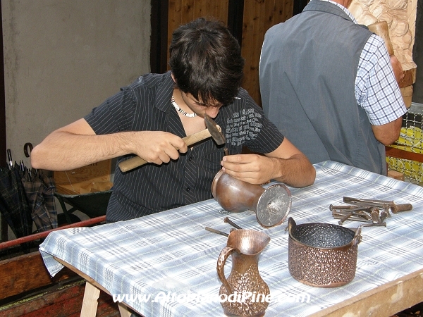 Incisore al lavoro - Antichi Mestieri ai Fregoloti - Montagnaga Baselga di Piné  2009