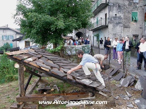 Posa di scandole di pordifo su di un tetto - Antichi Mestieri ai Fregoloti - Montagnaga Baselga di Piné  2009