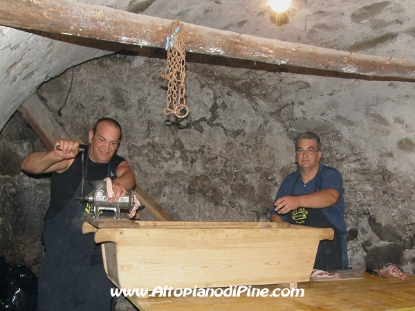 Preparazione di insaccati - Antichi Mestieri ai Fregoloti - Montagnaga Baselga di Piné  2009