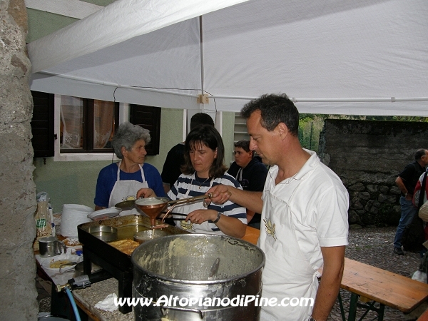 Preparazione degli Straboi - Antichi Mestieri ai Fregoloti - Montagnaga Baselga di Piné  2009