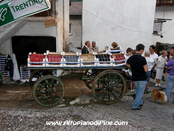 Un carro di piccoli frutti - Antichi Mestieri ai Fregoloti - Montagnaga Baselga di Piné  2009