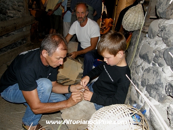 Insegnare ai bambini come fare cesti - Antichi Mestieri ai Fregoloti - Montagnaga Baselga di Piné  2009