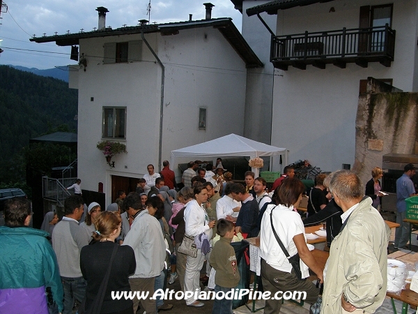 La gente presente ad Antichi Mestieri ai Fregoloti - Montagnaga Baselga di Piné  2009