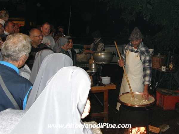 Preparazione del formaggio - Antichi Mestieri ai Fregoloti - Montagnaga Baselga di Piné  2009