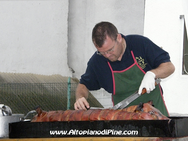 Taglio della porchetta - Antichi Mestieri ai Fregoloti - Montagnaga Baselga di Piné  2009