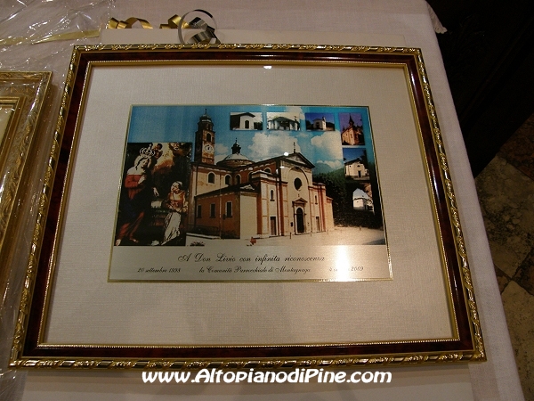 Il quadro con le chiese della  parrocchia di Montagnaga a ricordo della comunitá