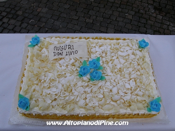 La torta per festeggiare anche il  compleanno (5 ottobre) di don Livio Dallabrida