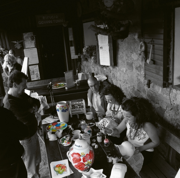 Chiara e Desirée mentre dipingono sulla ceramica