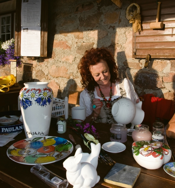 Primo piano di Chiara Tonini mentre dipinge sulla ceramica
