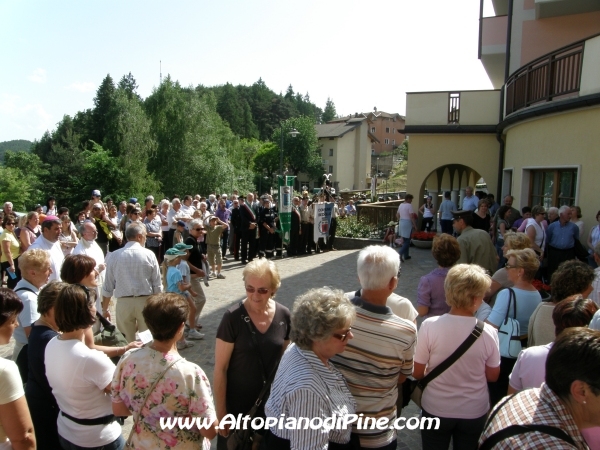 La benedizioni agli anziani ospiti da parte di Mons. Zendron - Festa Patronale Madonna di Piné 2009