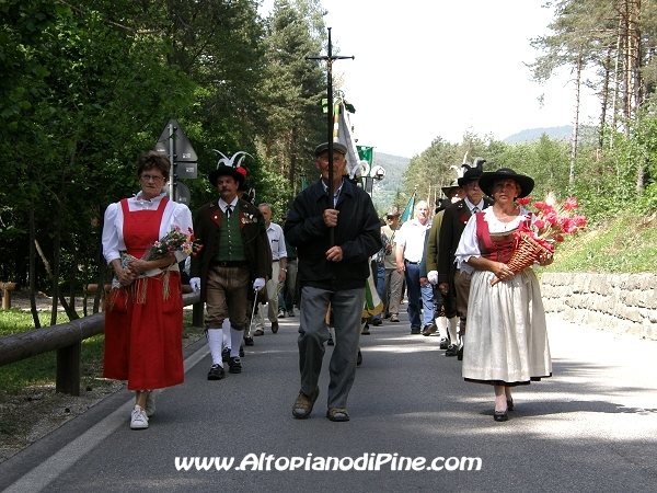 La croce che guida la processione - Festa Patronale Madonna di Piné 2009