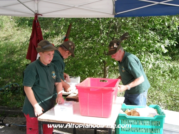 Gli alpini mentre preparano i panini - Festa Patronale Madonna di Piné 2009