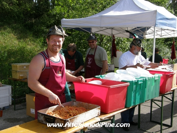 Gli alpini mentre preparano la pasta - Festa Patronale Madonna di Piné 2009