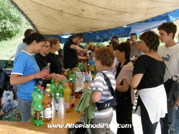 I volontari del Circolo Culturale di Montagnaga che versava le bibite - Festa Patronale Madonna di Piné 2009