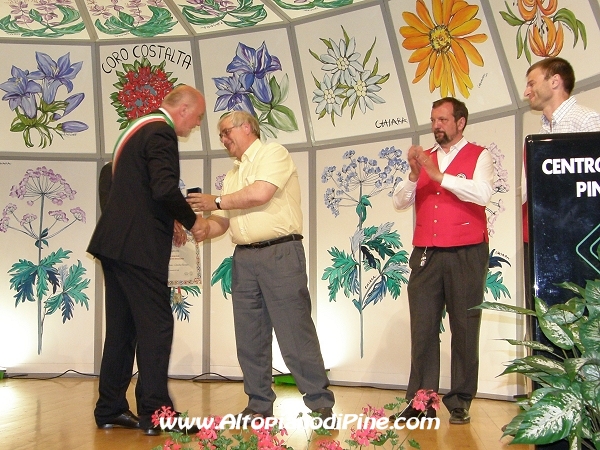 La consegna del premio Pinetano dell'Anno al fratello di Padre Silvio Broseghini - Festa Patronale Madonna di Piné 2009