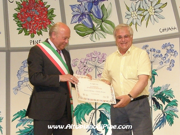 La consegna del premio Pinetano dell'Anno al fratello di Padre Silvio Broseghini - Festa Patronale Madonna di Piné 2009