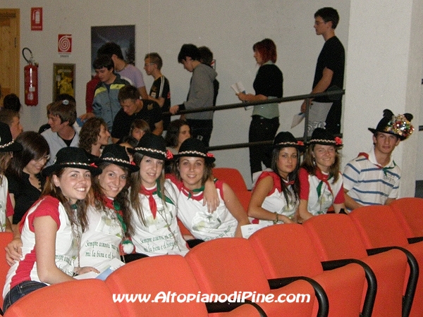 Alcuni coscritti/e di Bedollo col tradizionale cappello - Festa Patronale Madonna di Piné 2009