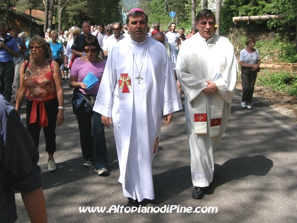 Monsignor Zendron assieme al parroco di Bedollo - Festa Patronale Madonna di Piné 2009