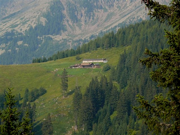 Rifugio Tonini visto dal sentiero per raggiungerlo - foto Claudio