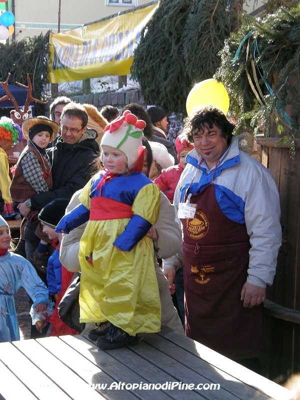 Il gioco dei palloncini da bucare - Sagra di Santa Giuliana 2009